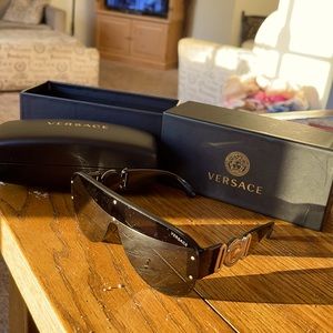 Authentic Versace shield sunglasses🕶